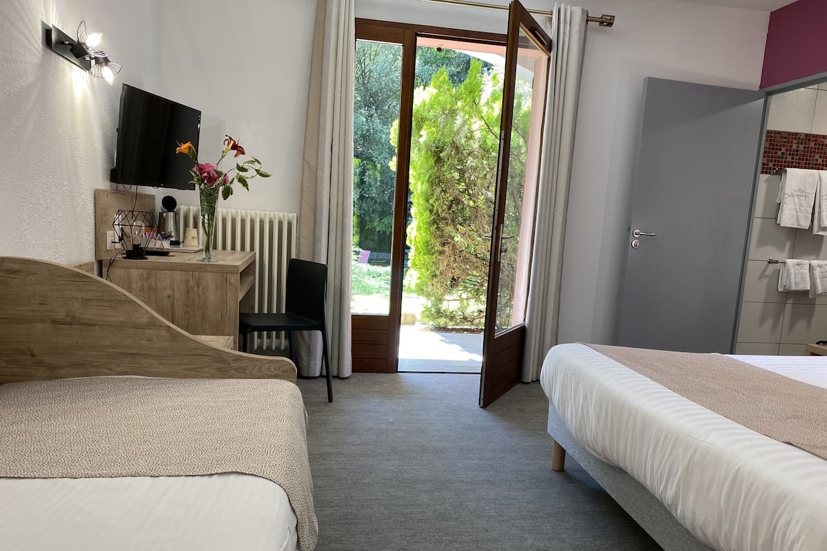 Superior-Vierbettzimmer | Schreibtisch, Verdunkelungsvorhänge, schallisolierte Zimmer