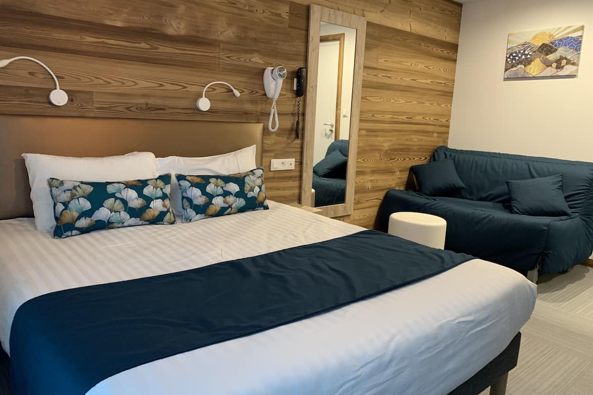 1 bedroom, desk, blackout curtains, soundproofing