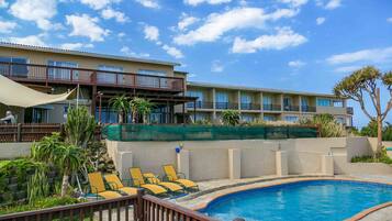 Hồ bơi ngoài trời, dù/ô trên bãi biển/hồ bơi, ghế dài tắm nắng