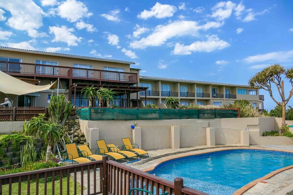 สระว่ายน้ำกลางแจ้ง, ร่มริมสระว่ายน้ำ, เก้าอี้อาบแดดริมสระ