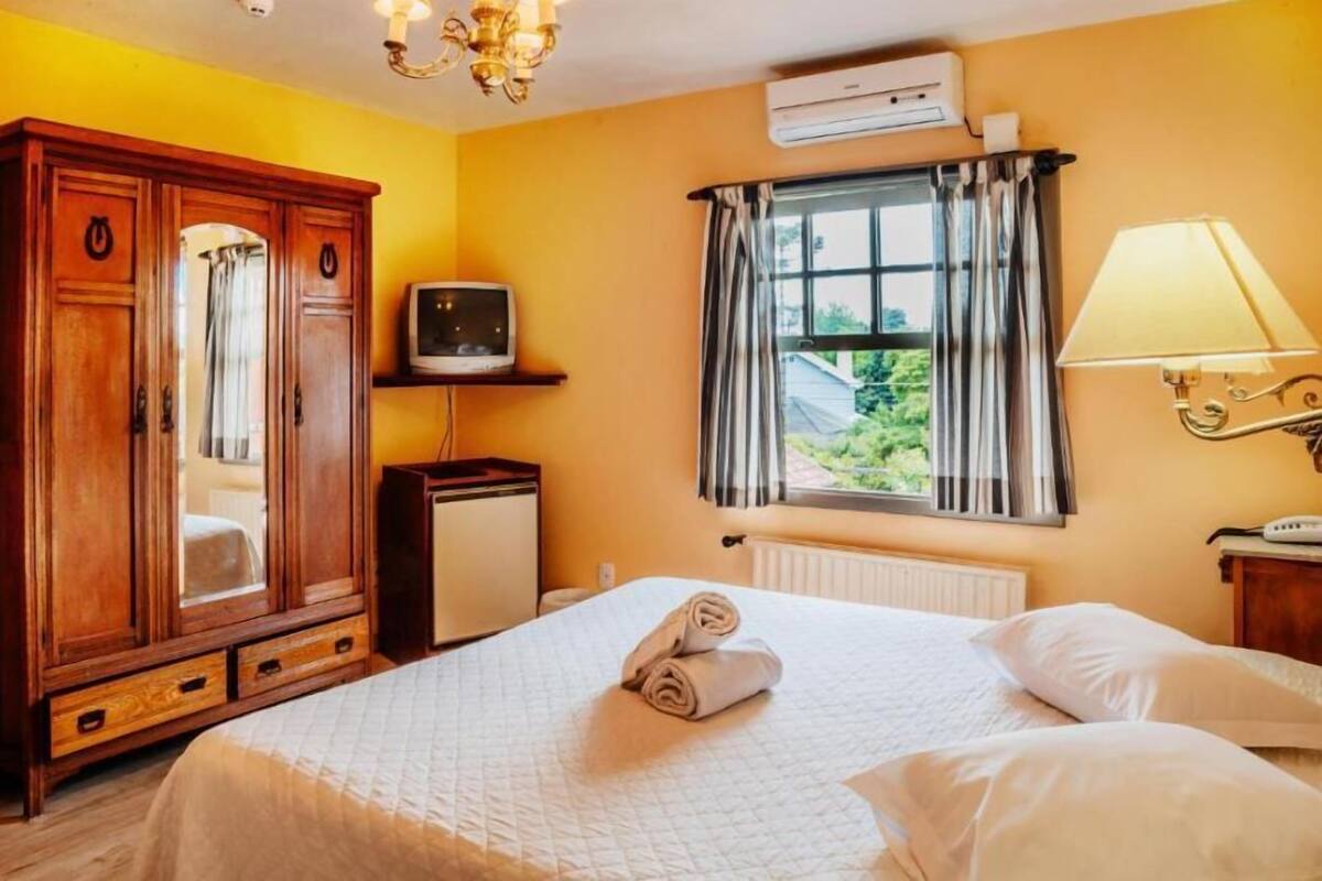Minibar, WiFi (free)