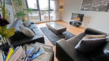 Superior-Apartment, Balkon | Wohnbereich | 42-Zoll-Flachbildfernseher mit Digitalempfang, Fernseher, DVD-Player