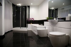 Penthouse | Badkamer | Gratis toiletartikelen, een haardroger, badjassen, pantoffels