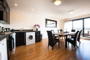 In-room safe, desk, laptop workspace, iron/ironing board - Westport Serviced Apartments (Dundee)