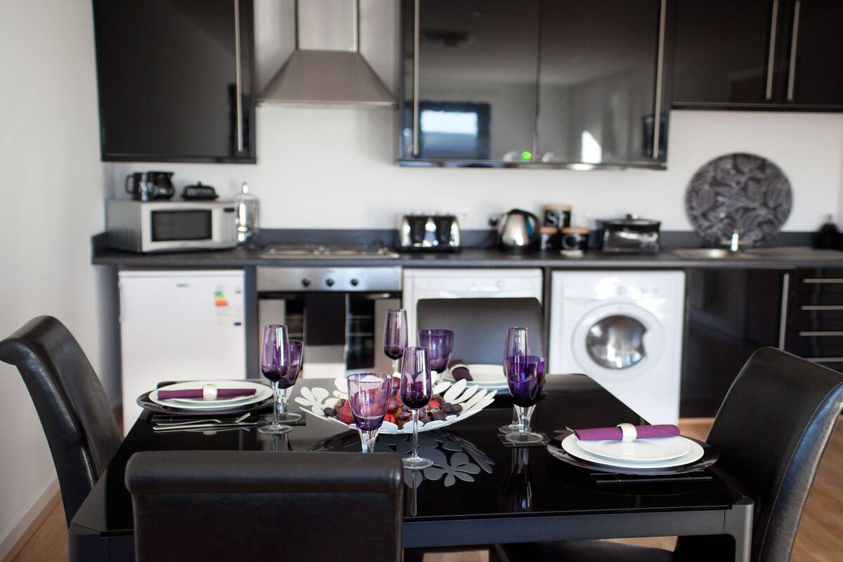 Coffee/tea maker, fridge, microwave, oven