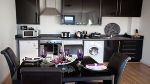Fridge, microwave, oven, stovetop - Westport Serviced Apartments (Dundee)
