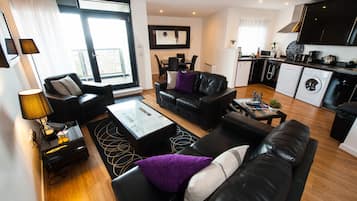 Appartement Deluxe | Coin séjour | Télévision à écran plat de 42 pouces avec chaßnes numériques, télévision