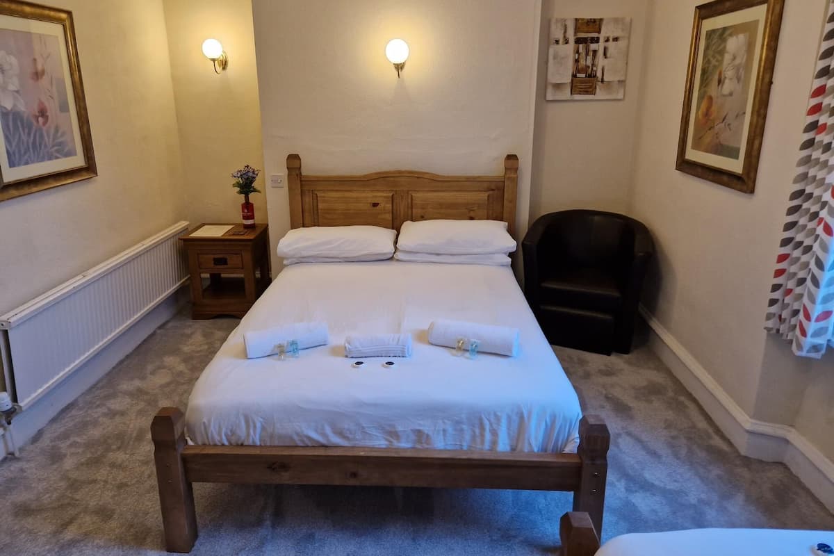 Economy-Dreibettzimmer, 1 Schlafzimmer | 1 Schlafzimmer, hochwertige Bettwaren, Schreibtisch