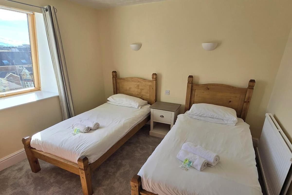 Standard-Zweibettzimmer, 1 Schlafzimmer, Bergblick | 1 Schlafzimmer, hochwertige Bettwaren, Schreibtisch