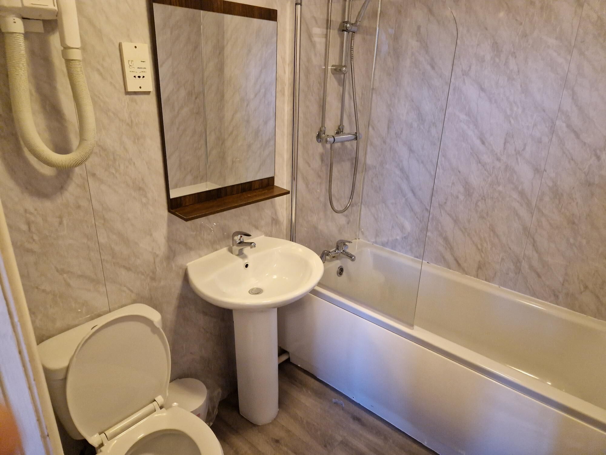 Un baño con inodoro, lavabo y bañera.