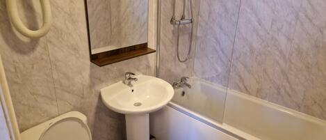 Un baño con inodoro, lavabo y bañera.