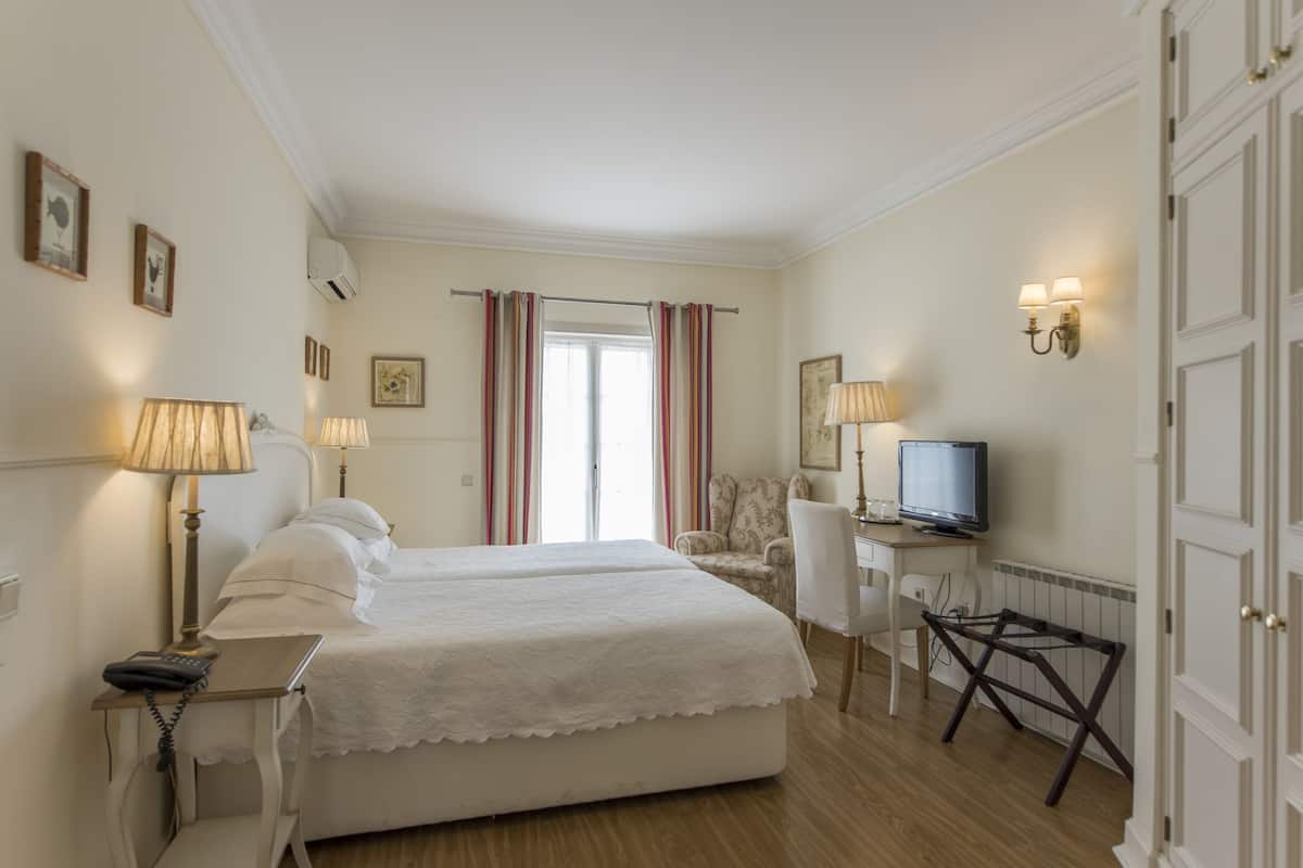Roupas de cama premium, cofres nos quartos, individualmente decorados