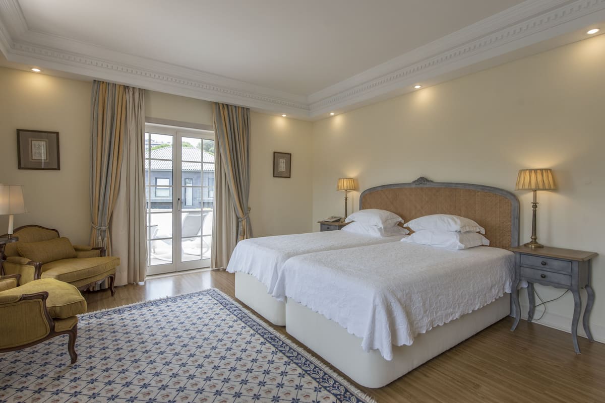 Roupas de cama premium, cofres nos quartos, individualmente decorados