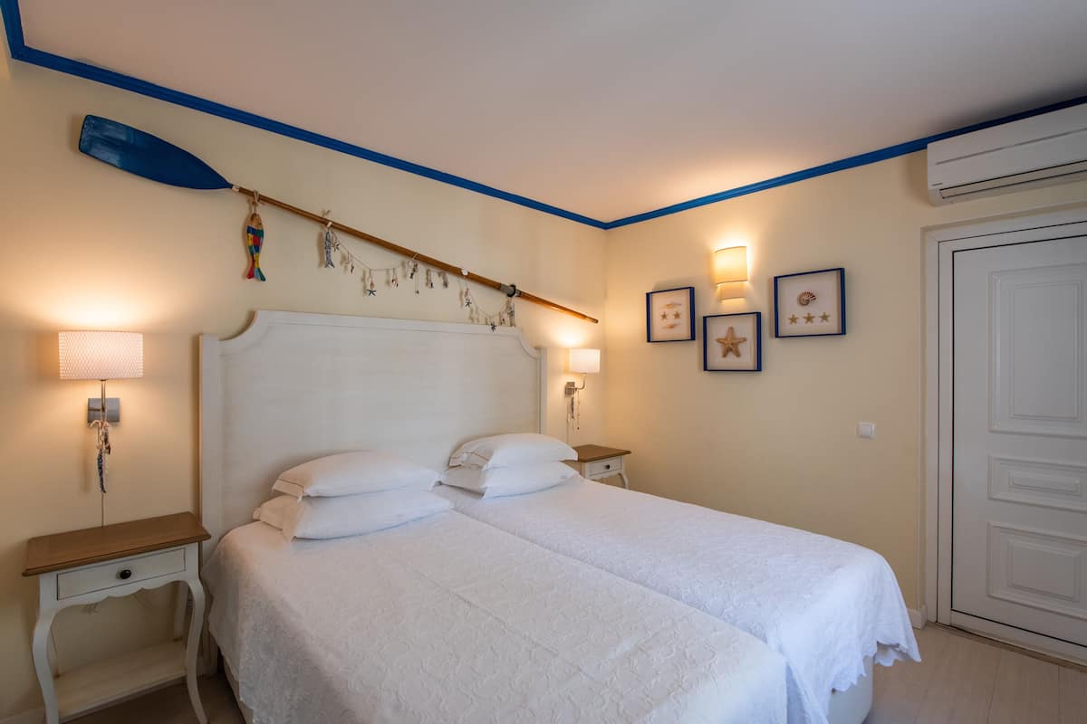 Roupas de cama premium, cofres nos quartos, individualmente decorados