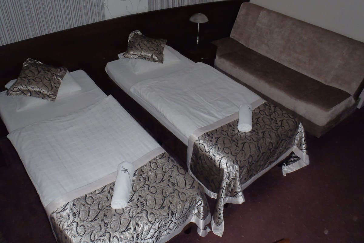 Ropa de cama de alta calidad, escritorio y cortinas blackout