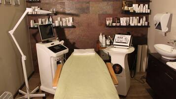 Couples treatment rooms, sauna, hot tub, body treatments