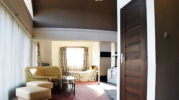 Superior Apartment | Premium bedding, desk, blackout drapes, iron/ironing board