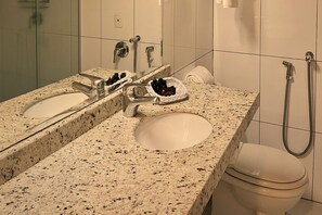 Douche, sèche-cheveux, serviettes fournies