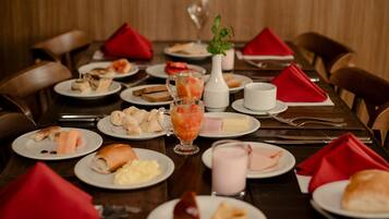 2 ravintolaa, kansainvälinen keittiö