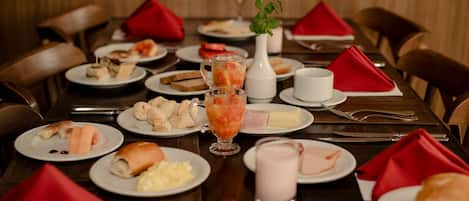 2 restaurantes, cocina internacional