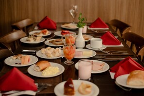 2 restaurants, international cuisine