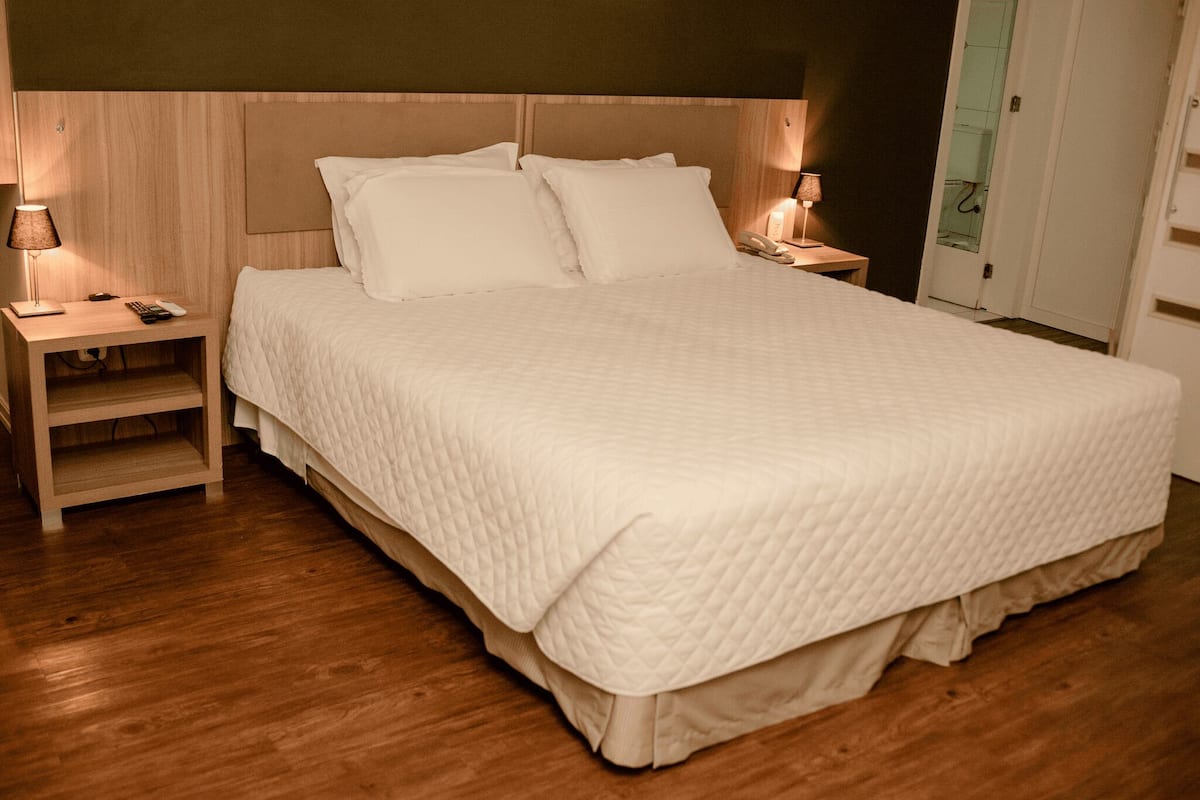 Dobbeltrom – deluxe | Senger med Select Comfort-madrass, minibar og safe på rommet