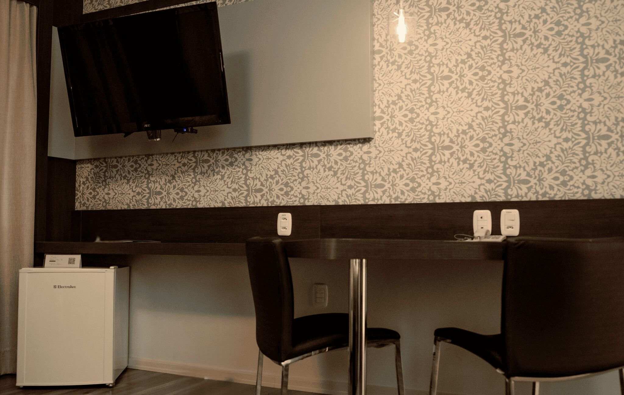 Select Comfort 床、迷你吧、客房内保险箱、办公桌