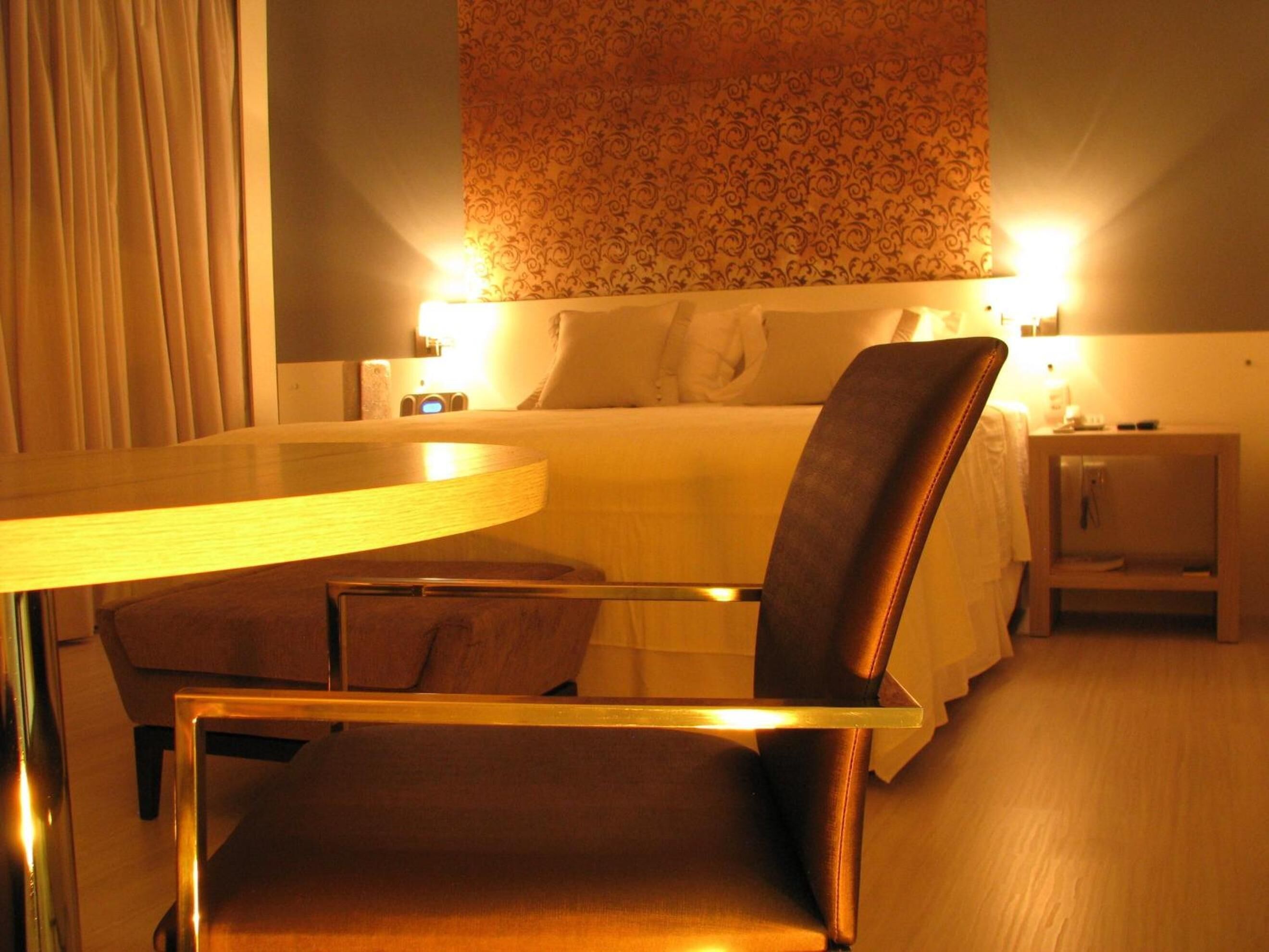 select comfort beds, minibar, in-room safe, desk