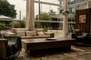 2 restaurants, international cuisine