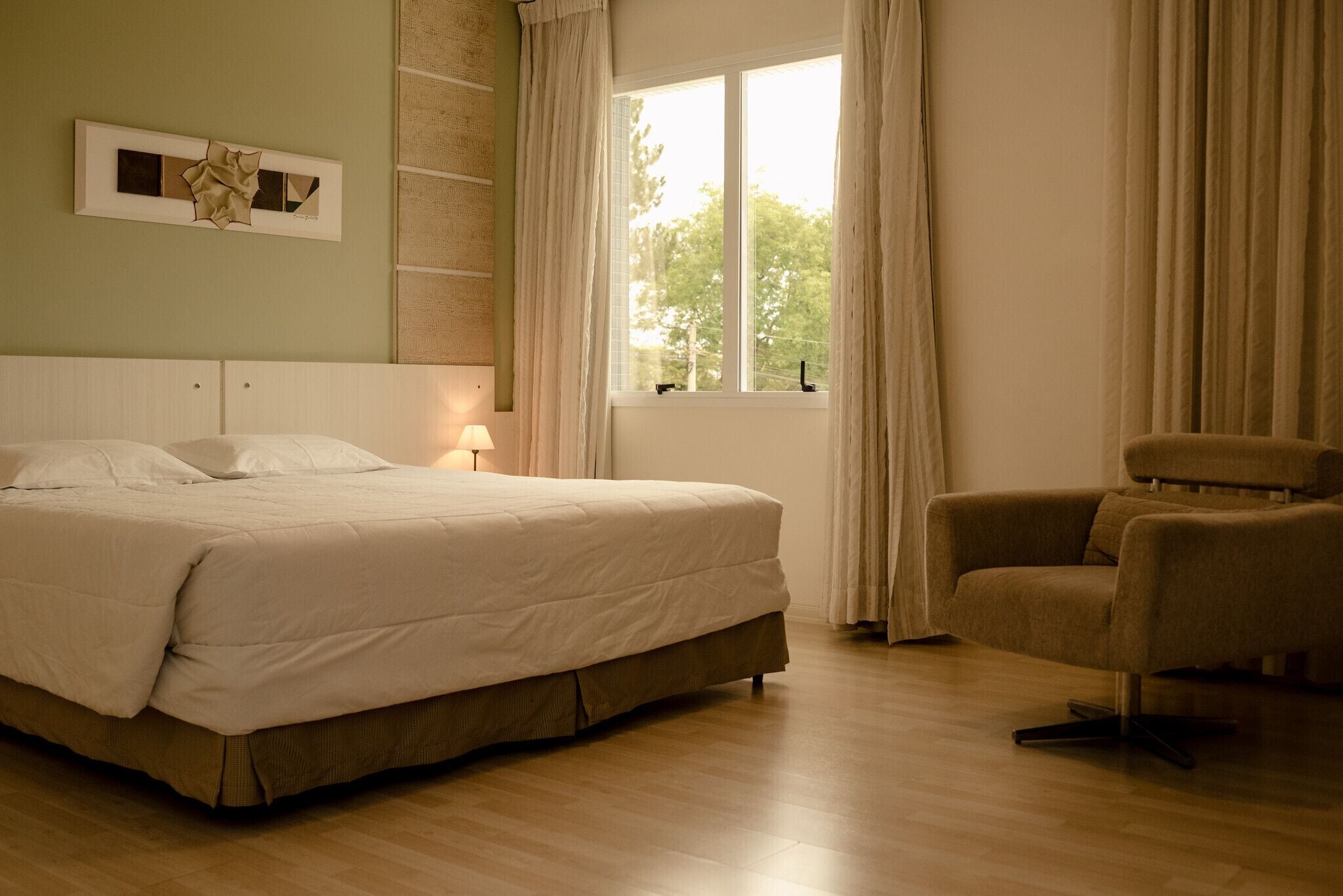 Deluxe dubbelrum | Select Comfort-madrasser, minibar och värdeförvaringsskåp på rummet