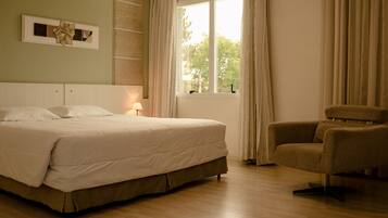 Kahden hengen deluxe-huone | Select Comfort -patjalliset sängyt, minibaari, tallelokero huoneessa