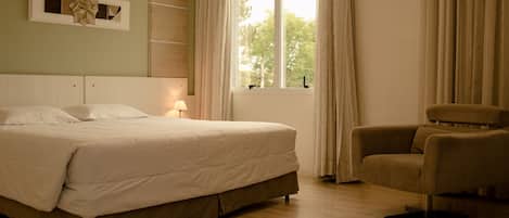 Colchones Select Comfort, minibar y caja de seguridad en la habitación