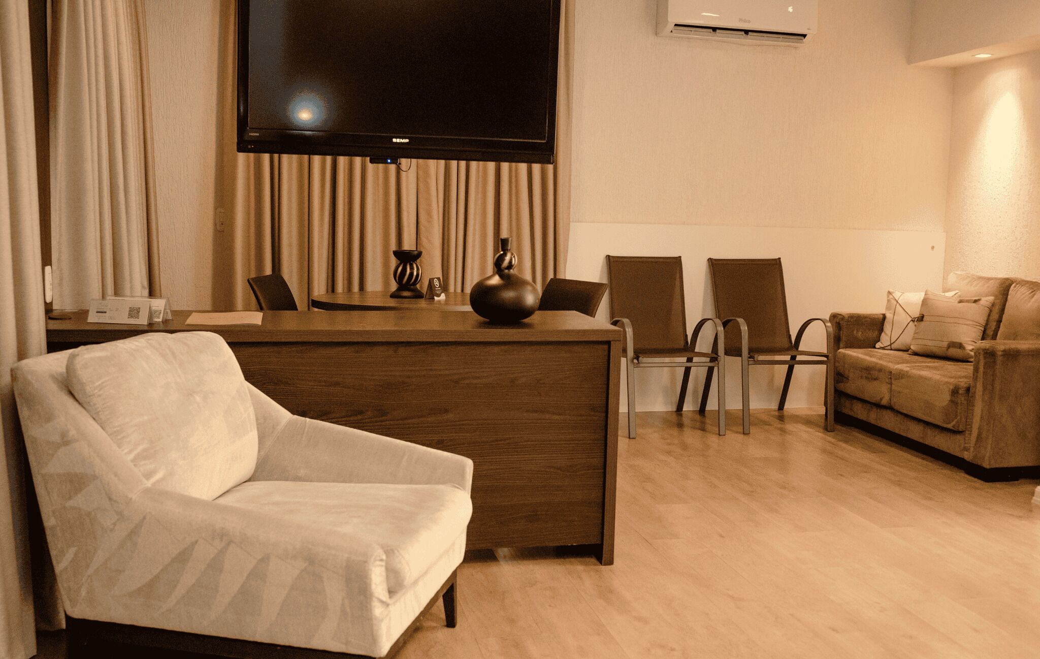 أسرّة سليكت كومفورت وميني بار وخزنة داخل الغرفة ومكتب