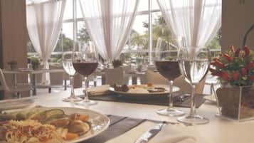 2 restaurantes; se sirve cocina internacional