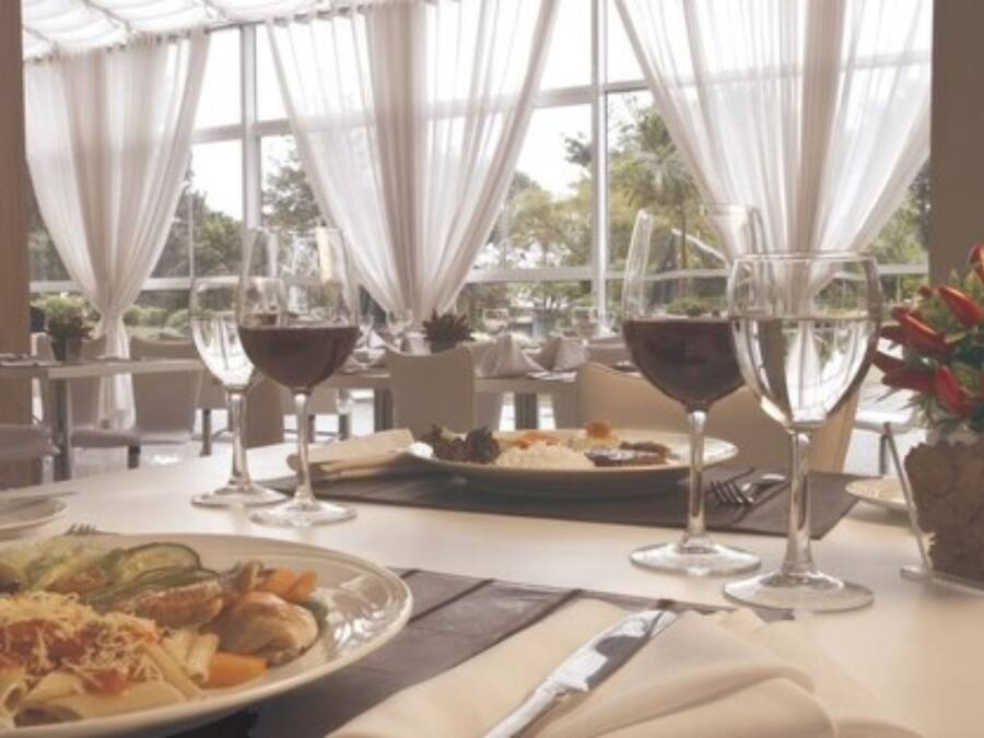 2 restaurants, international cuisine