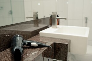 Dusche, Haartrockner, Handtücher