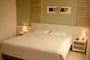 Quarto luxo | Camas Select Comfort, frigobar, cofres nos quartos, escrivaninha