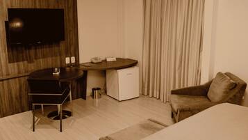 Habitación de lujo con 1 cama doble o 2 individuales | Colchones Select Comfort, minibar, caja fuerte y escritorio