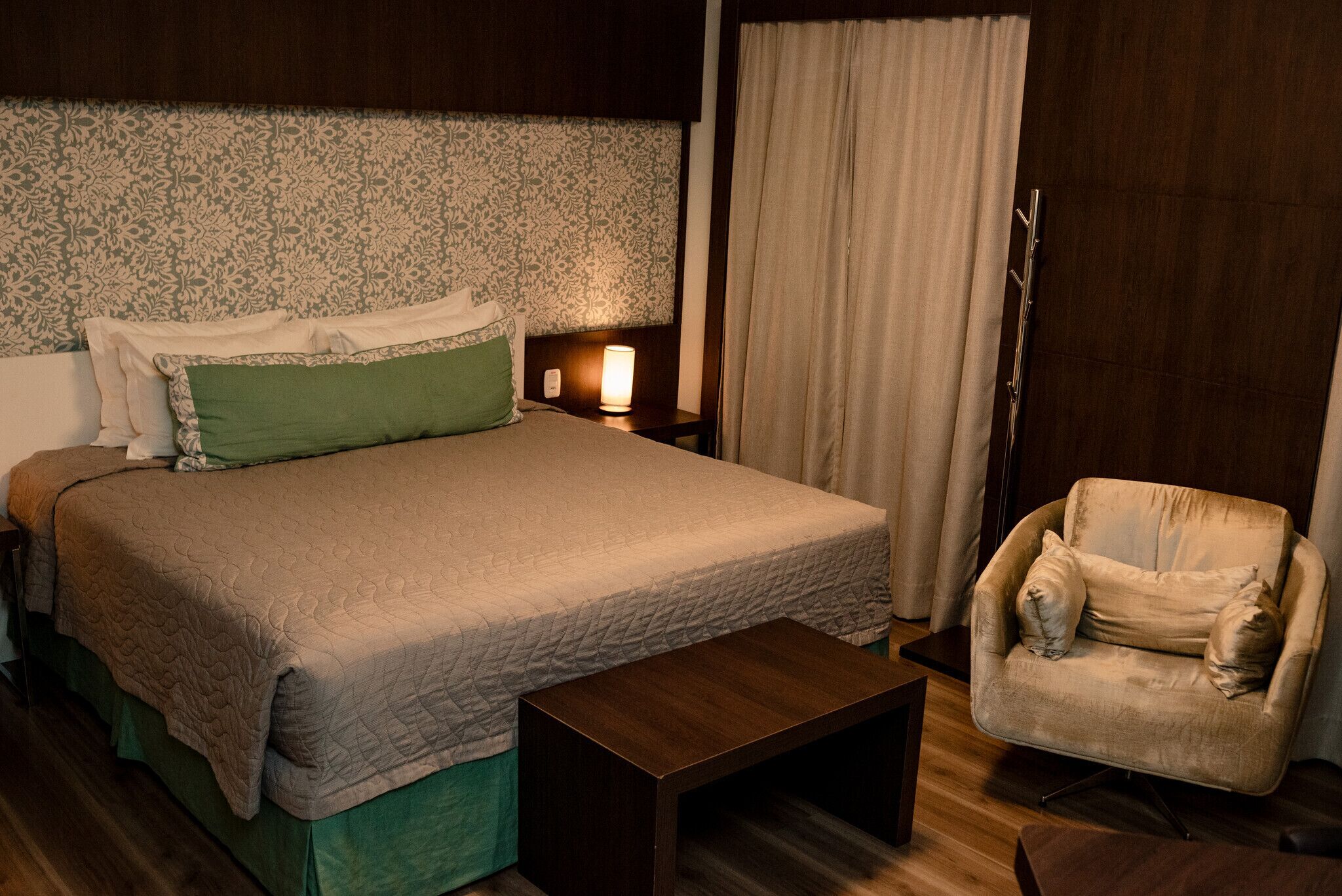 Rum | Select Comfort-madrasser, minibar och värdeförvaringsskåp på rummet