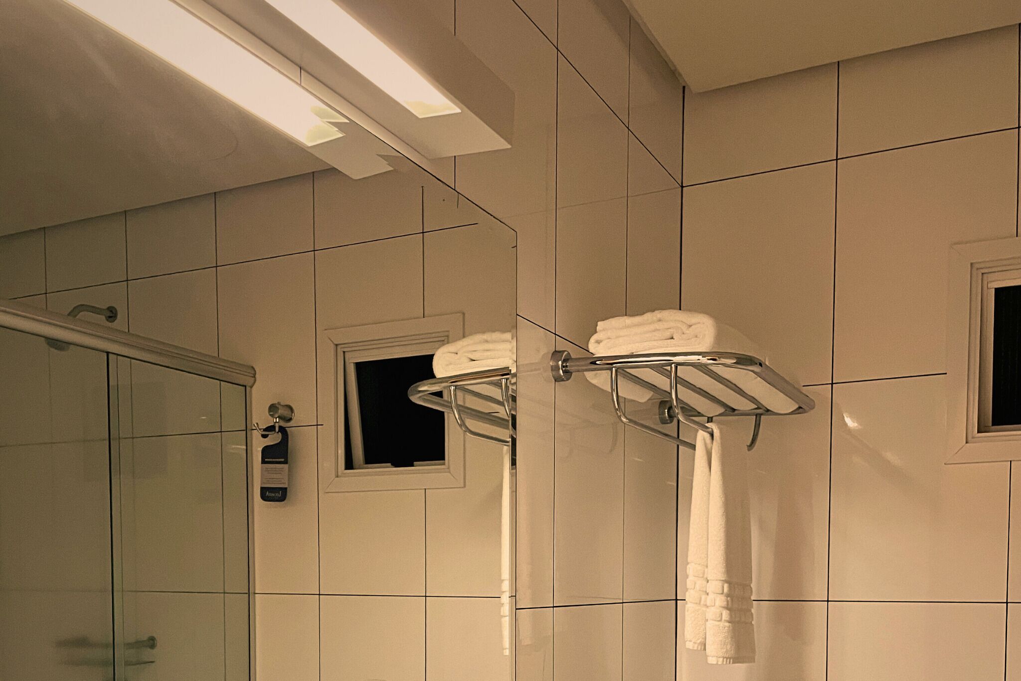 Deluxe Room | Bathroom | Shower, hair dryer, towels