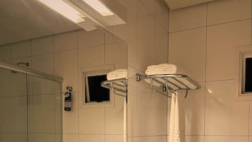 Deluxe Room | Bathroom | Shower, hair dryer, towels