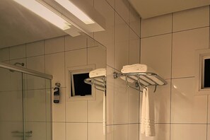 Camera Deluxe | Bagno | Doccia, asciugacapelli, asciugamani