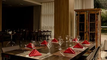 2 restaurants, spécialités Cuisine internationale