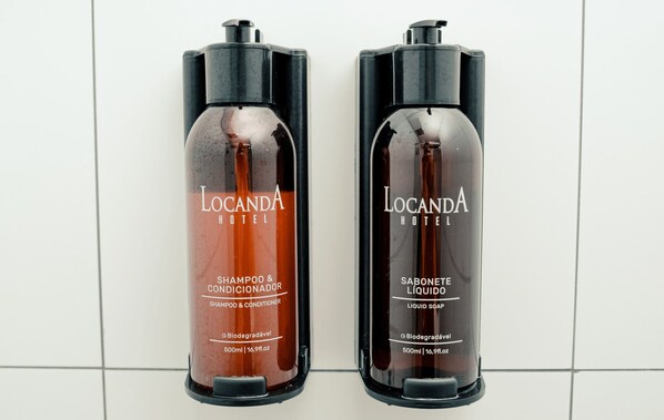 Two Locanda Hotel shampoo and liquid soap bottles. - Locanda Hotel (Novo Hamburgo)
