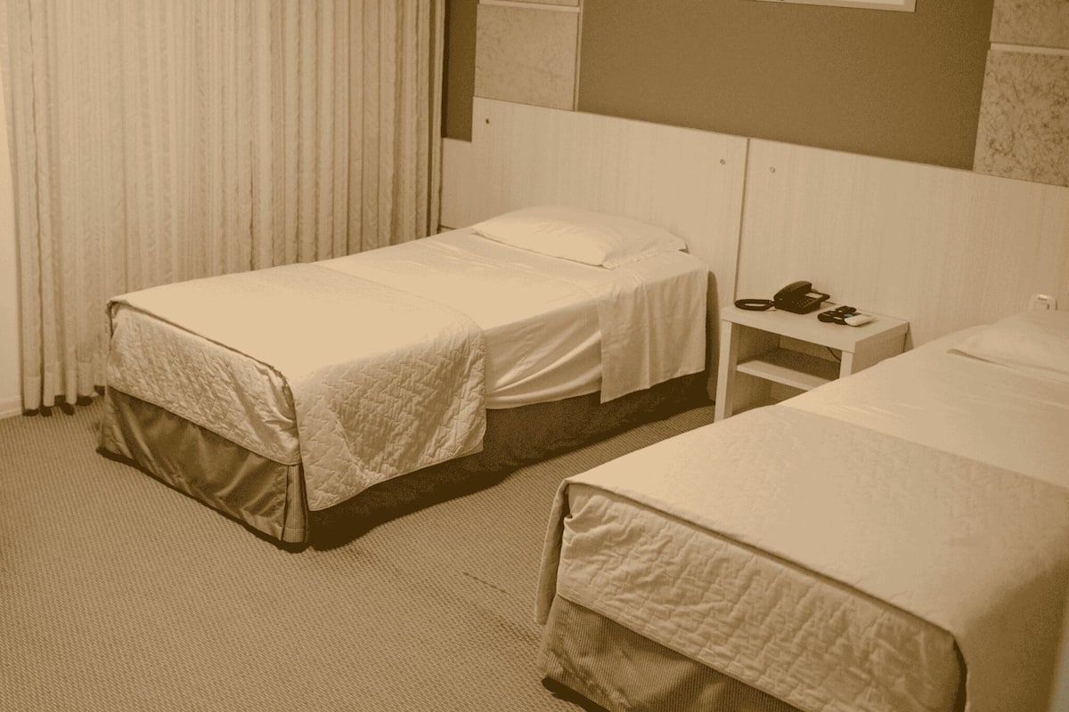 Rom – deluxe | Senger med Select Comfort-madrass, minibar og safe på rommet
