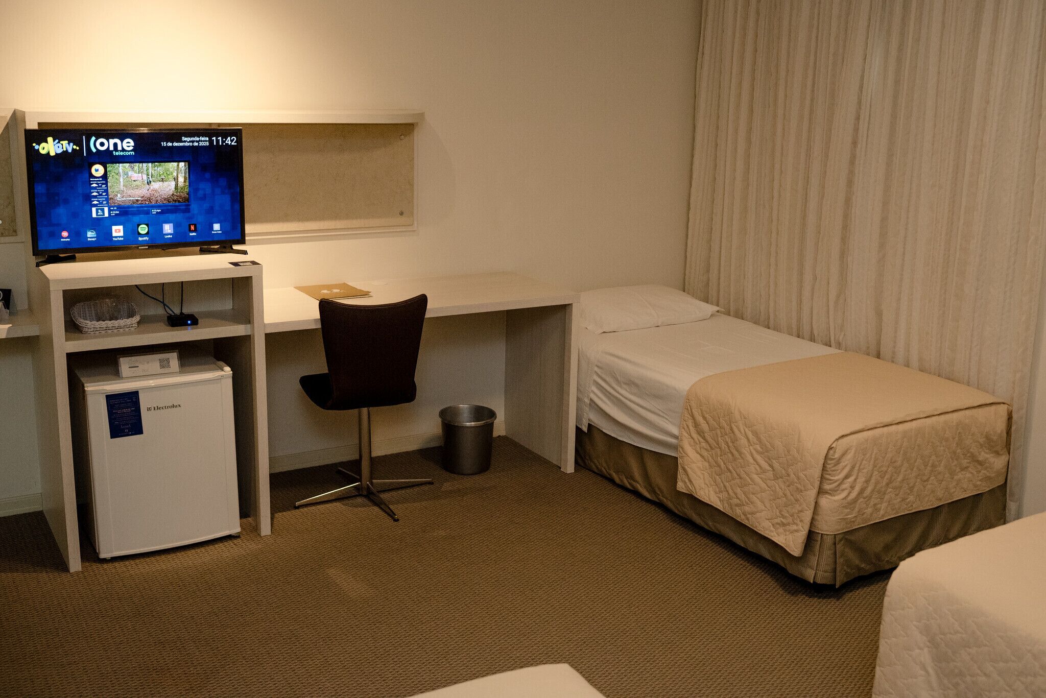 Kahden hengen luksushuone (yksi tai kaksi sänkyä) | Oleskelualue | Televisio