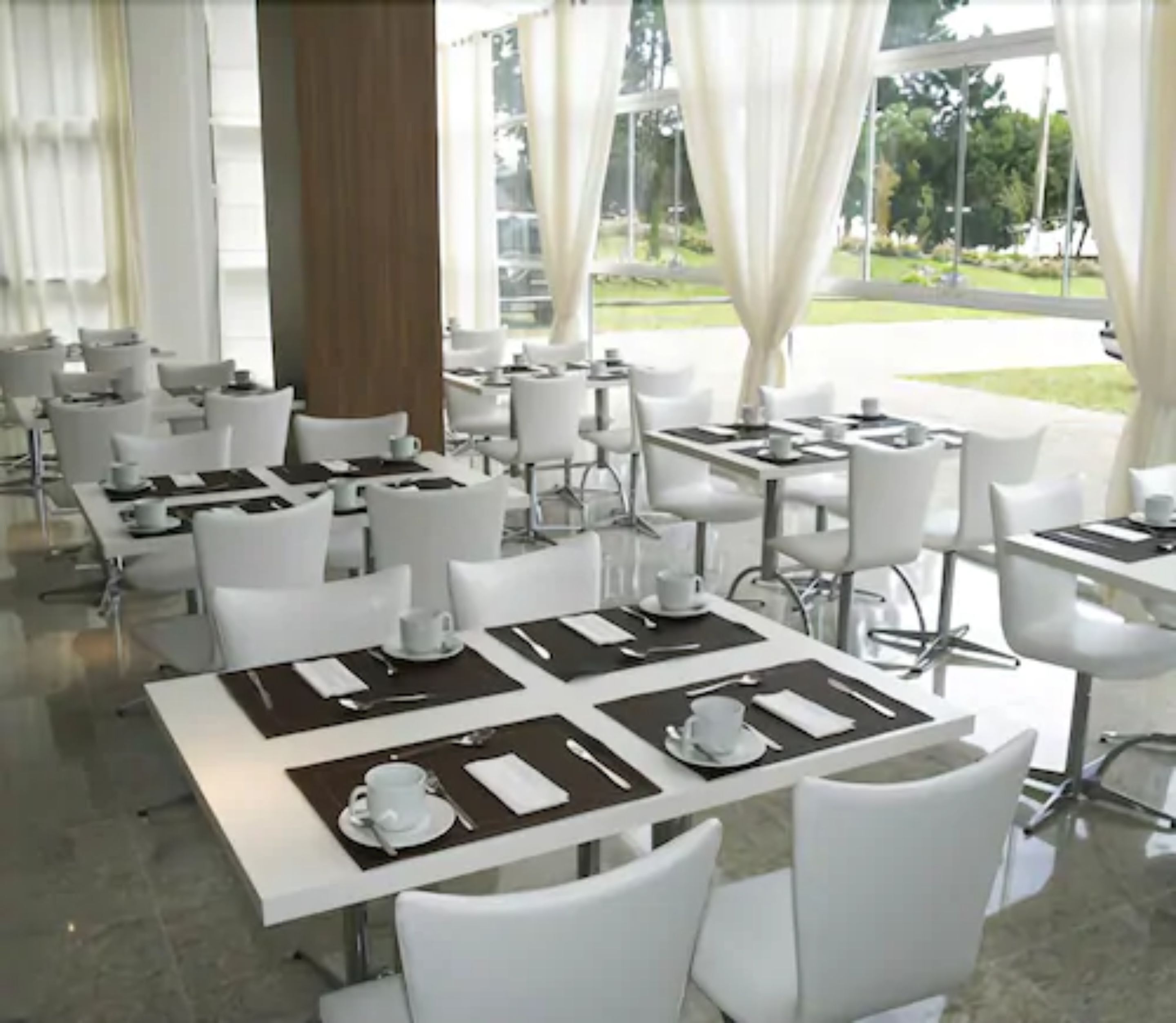 2 restaurants, international cuisine