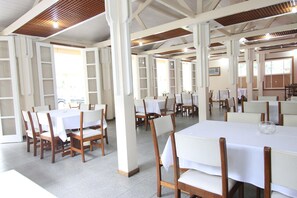 Der serveres morgenmad, frokost og aftensmad med udsigt til poolen