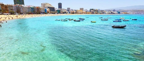 Una playa cerca, 20 bares en la playa