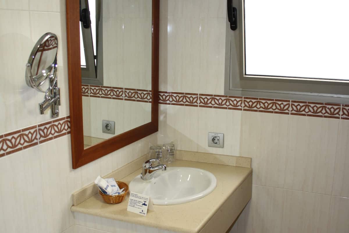 combined shower/bathtub, hair dryer, towels